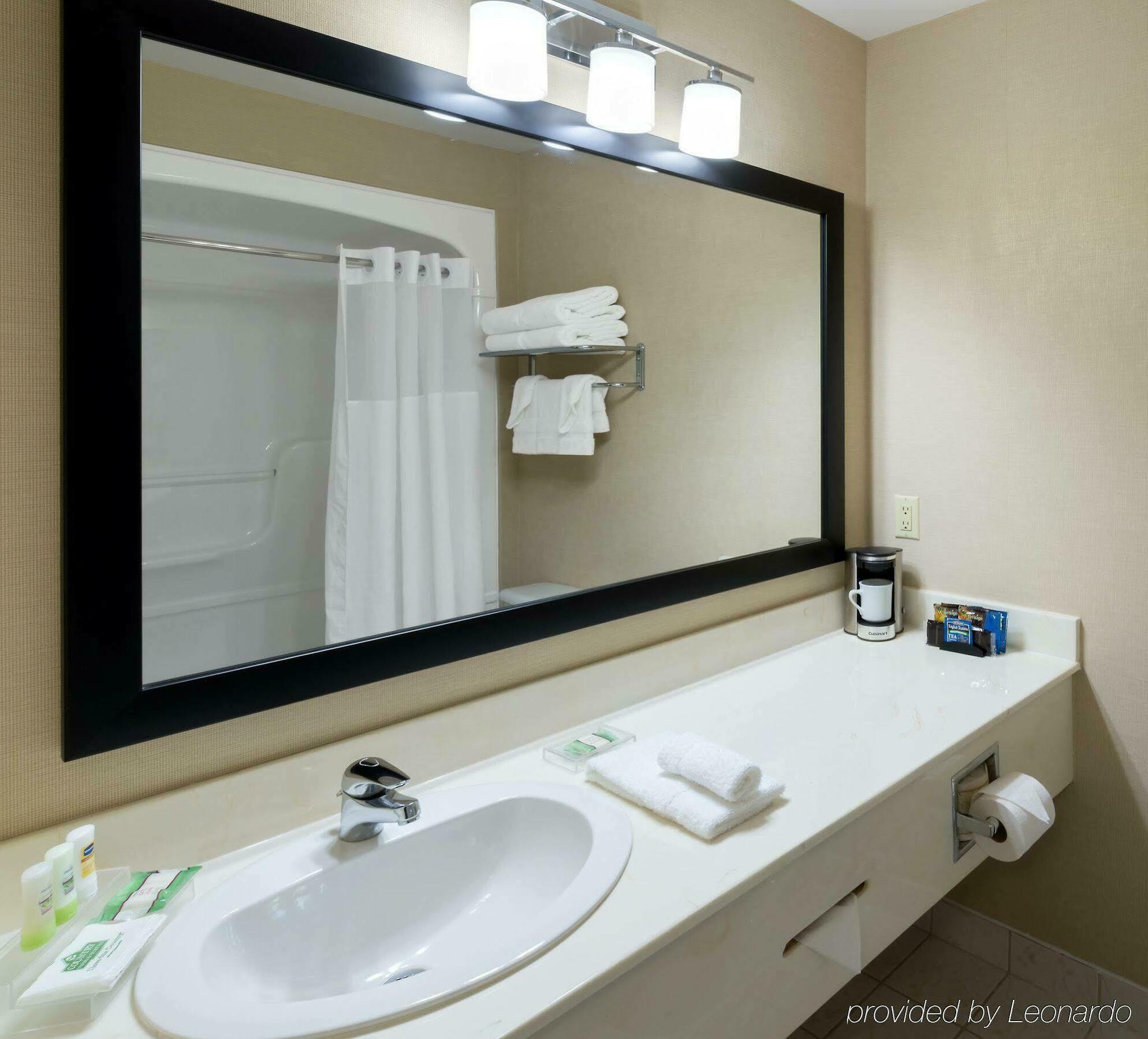 Quality Inn & Suites Оквілл Екстер'єр фото
